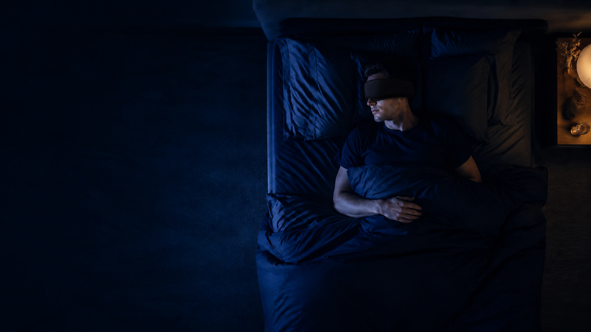 Hypnuse mask detecting sleep onset and fading light, heat and sound automatically